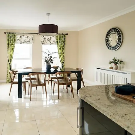 בית נופש Carntullagh Heights *